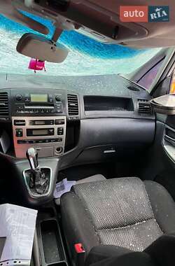 Минивэн Toyota Corolla Verso 2003 в 