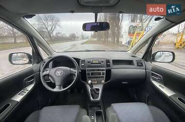 Минивэн Toyota Corolla Verso 2002 в 