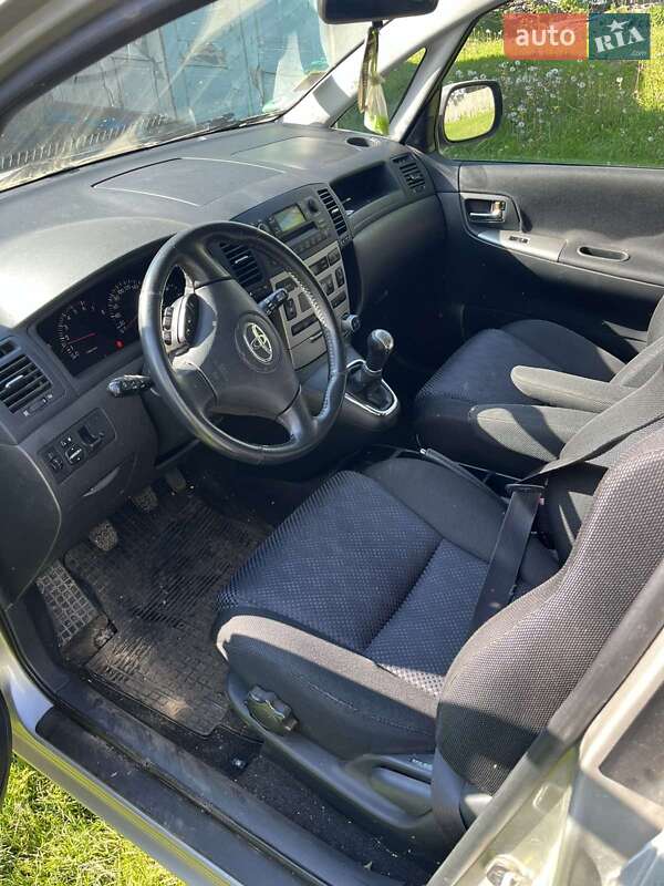 Мінівен Toyota Corolla Verso 2004 в Кременці