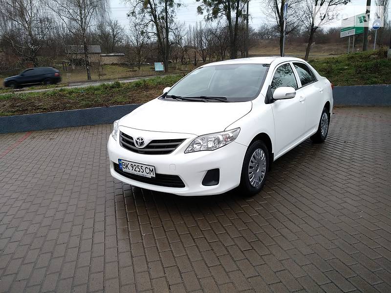 Седан Toyota Corolla 2011 в Ровно