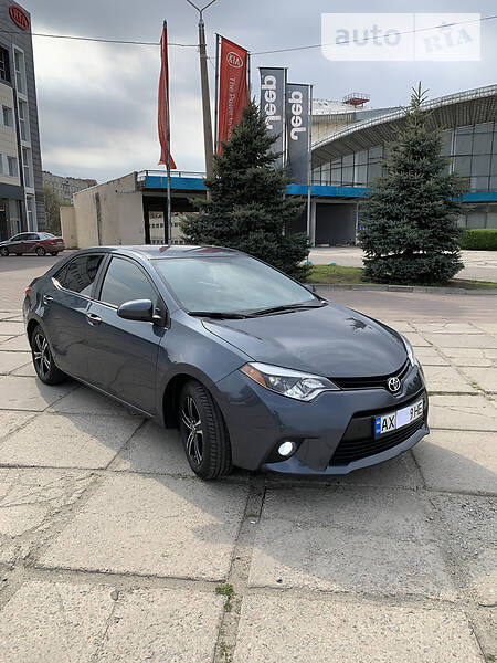 Седан Toyota Corolla 2015 в Маріуполі