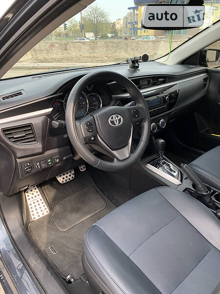 Седан Toyota Corolla 2015 в Маріуполі
