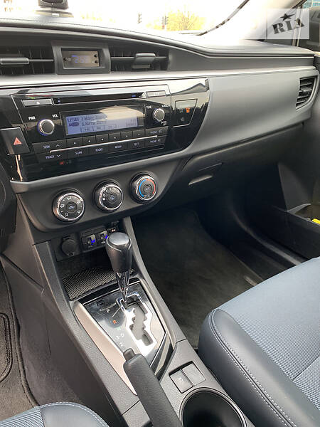 Седан Toyota Corolla 2015 в Маріуполі