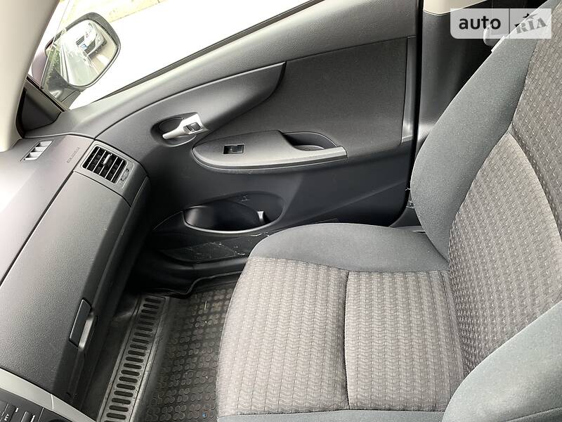 Седан Toyota Corolla 2011 в Львові