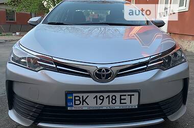 Седан Toyota Corolla 2017 в Дубні