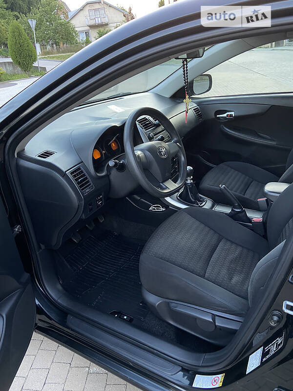 Седан Toyota Corolla 2010 в Львове