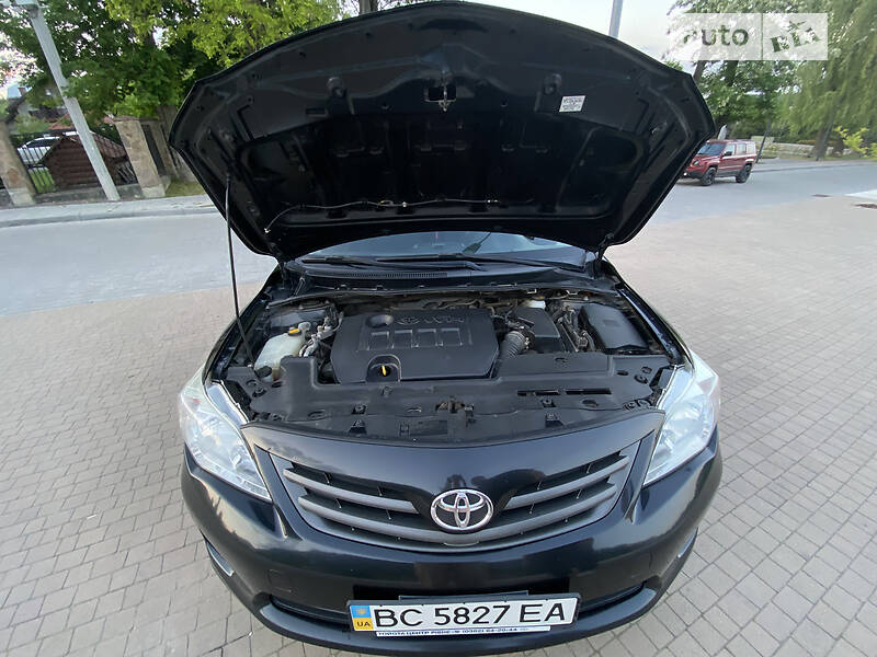 Седан Toyota Corolla 2010 в Львове