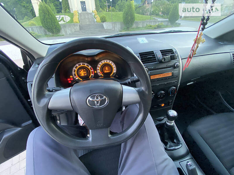 Седан Toyota Corolla 2010 в Львове