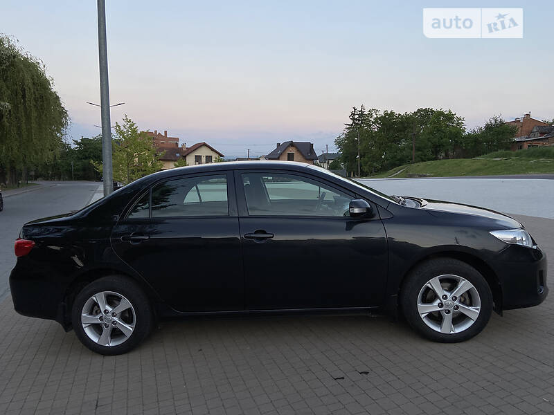 Седан Toyota Corolla 2010 в Львове