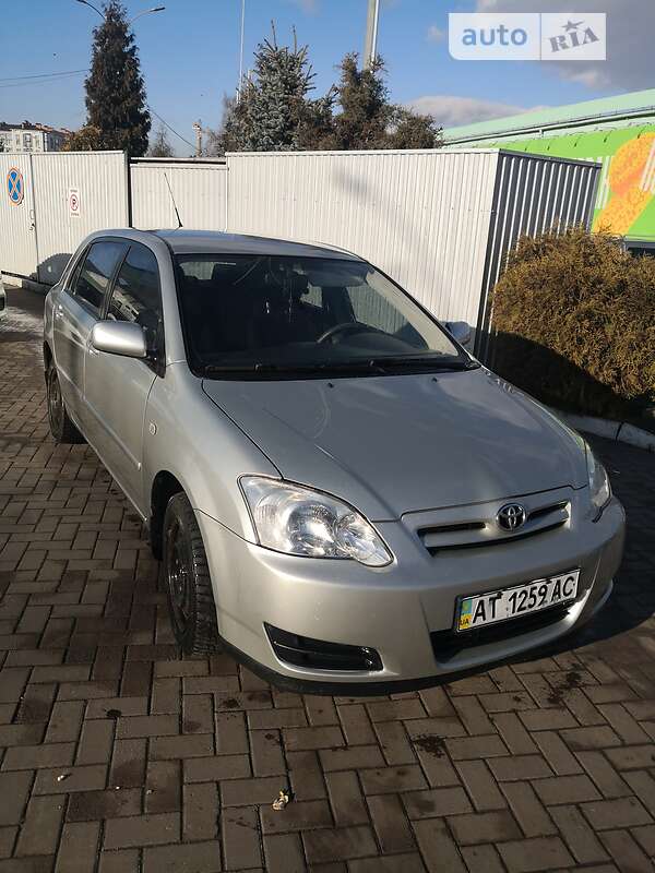 Хэтчбек Toyota Corolla 2005 в 
