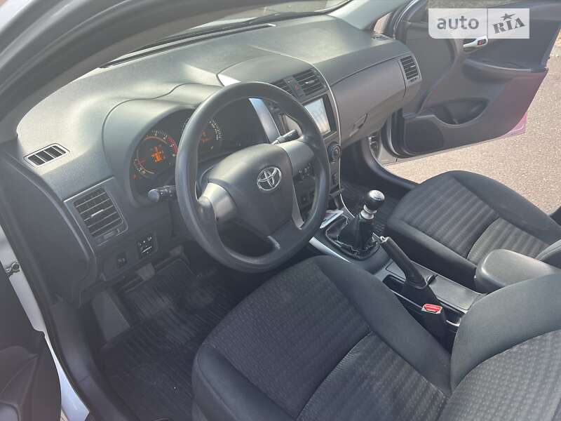 Седан Toyota Corolla 2011 в Южноукраинске
