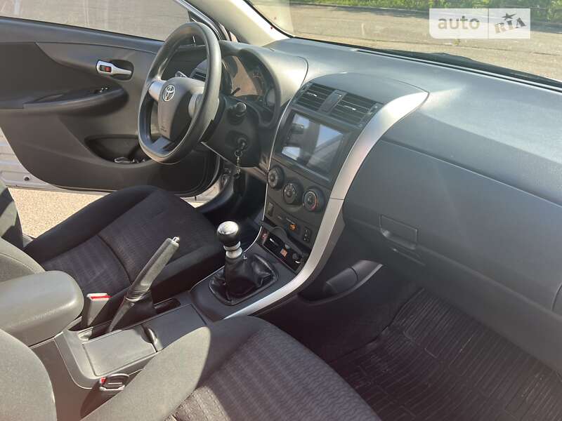 Седан Toyota Corolla 2011 в Южноукраинске