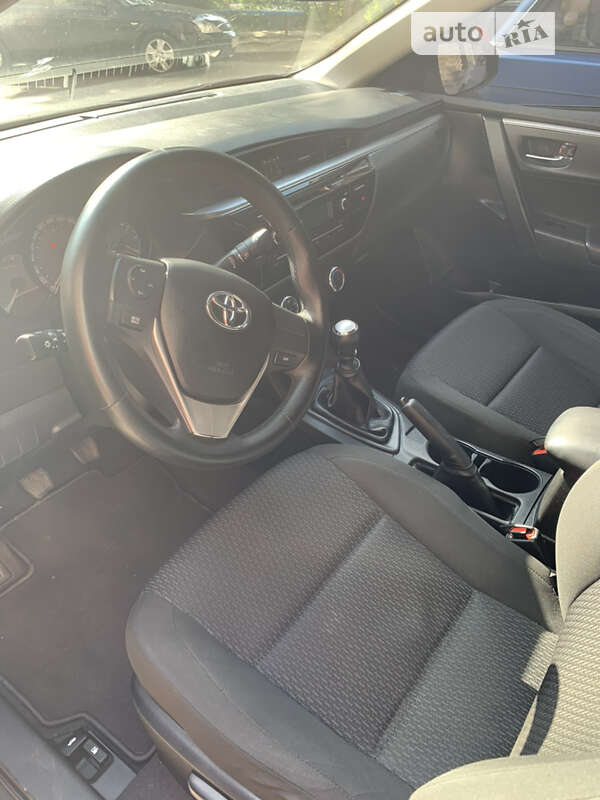 Седан Toyota Corolla 2013 в Тернополі