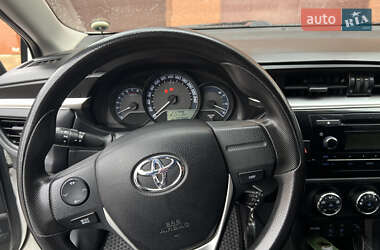 Седан Toyota Corolla 2014 в Ивано-Франковске