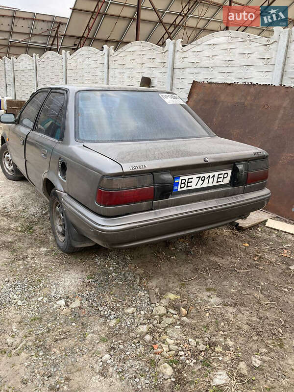 Седан Toyota Corolla 1988 в Первомайске
