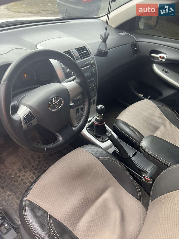 Седан Toyota Corolla 2011 в Мерефа