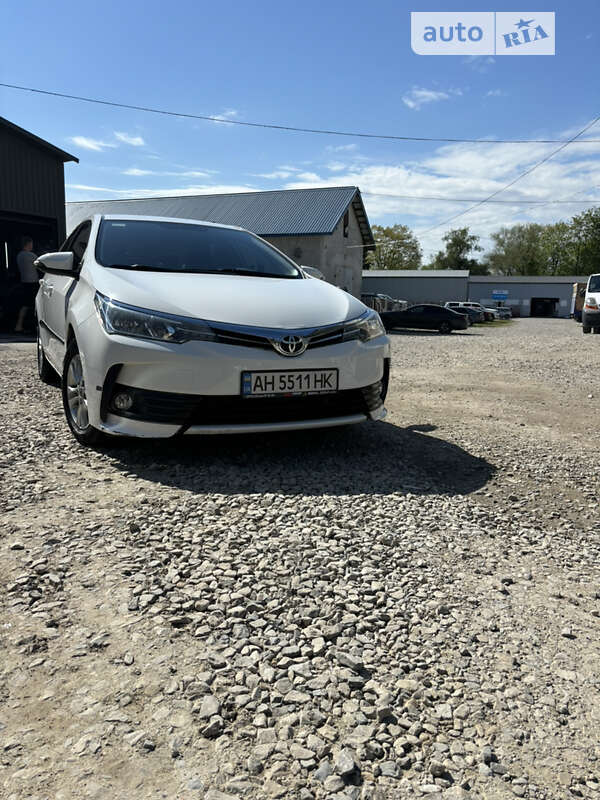 Седан Toyota Corolla 2018 в Івано-Франківську