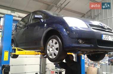 Хэтчбек Toyota Corolla 2005 в 