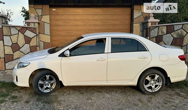 Седан Toyota Corolla 2011 в Надвірній