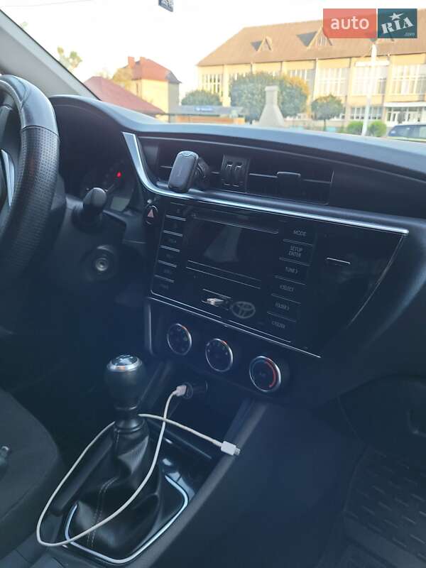 Седан Toyota Corolla 2017 в Коломые