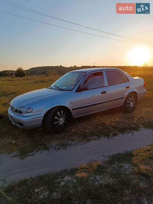 Седан Toyota Corolla 2001 в Нових Санжарах