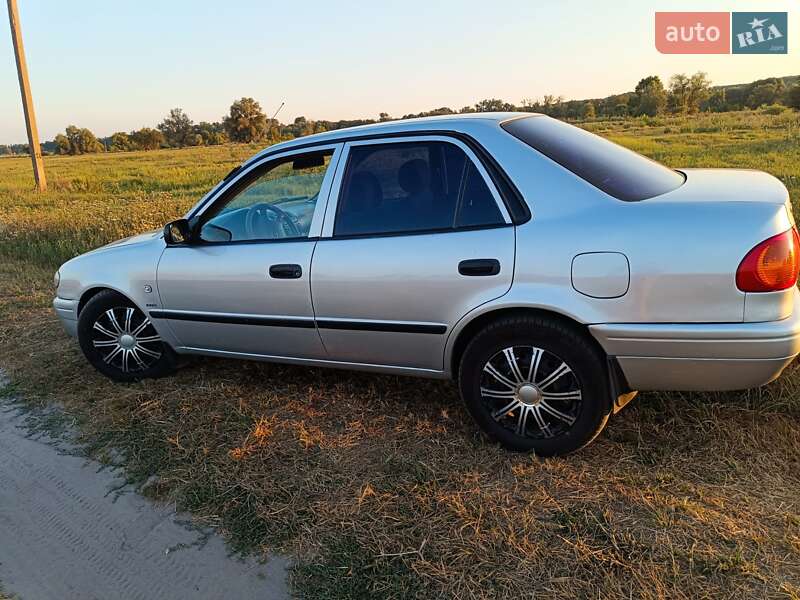 Седан Toyota Corolla 2001 в Нових Санжарах