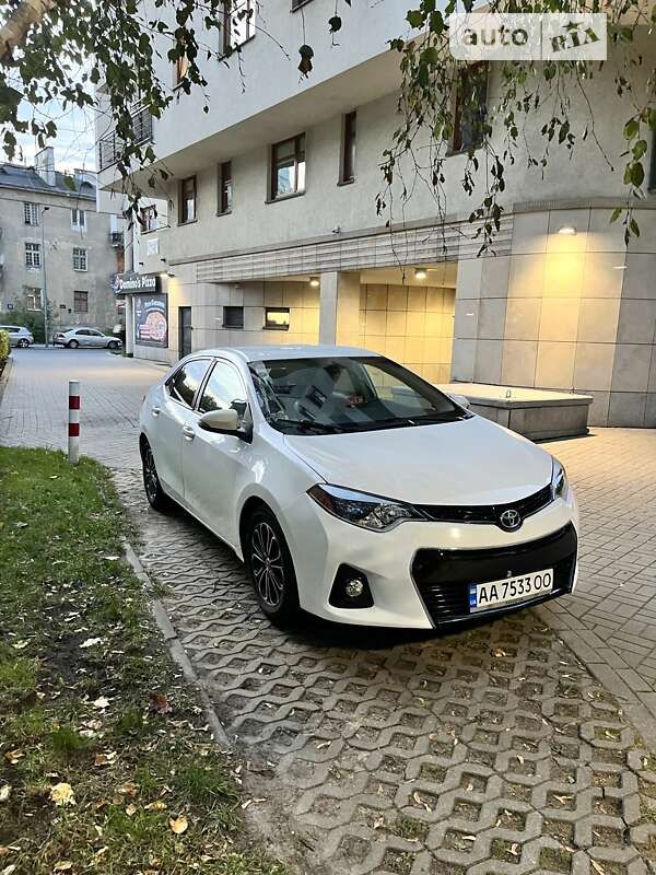 Седан Toyota Corolla 2015 в Бродах