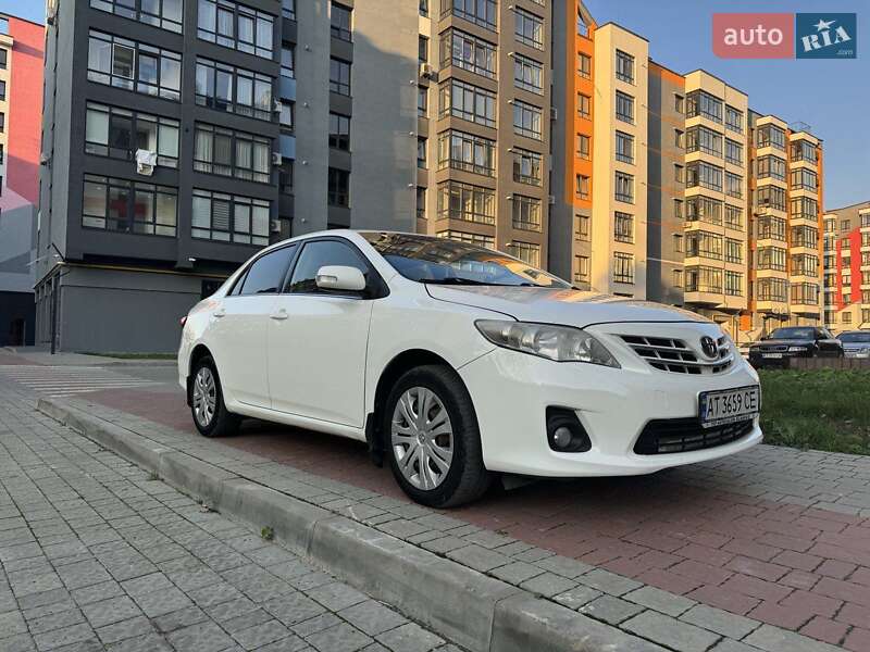 Седан Toyota Corolla 2012 в Івано-Франківську