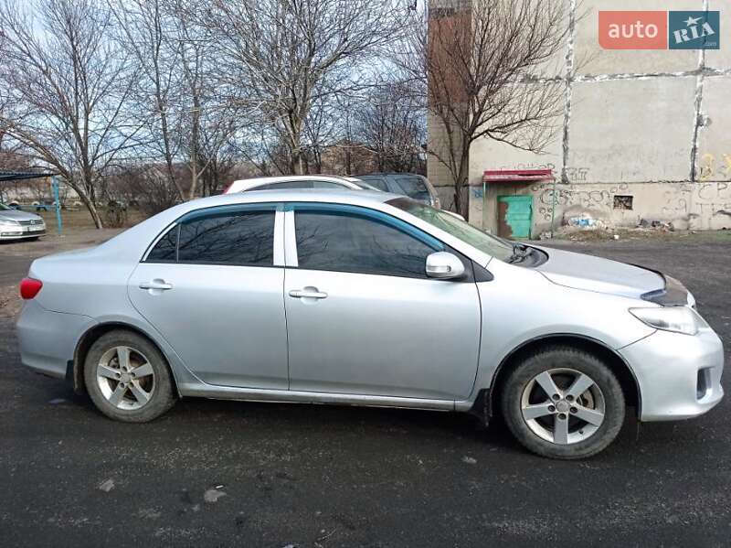 Седан Toyota Corolla 2011 в Доброполье