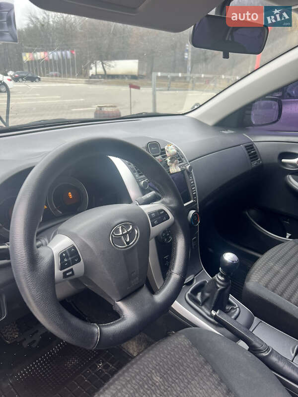 Седан Toyota Corolla 2011 в Виннице