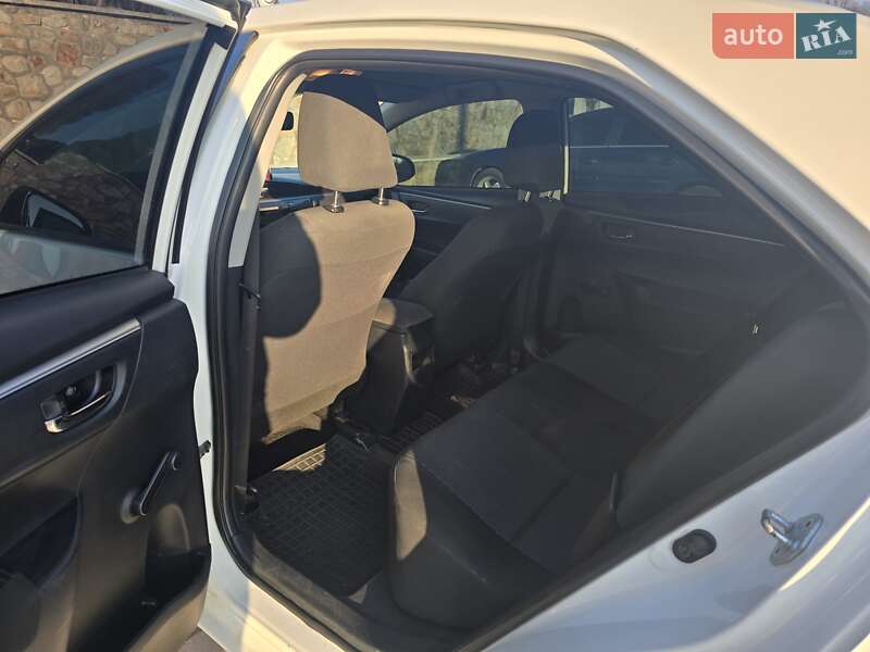 Седан Toyota Corolla 2015 в Сокирянах