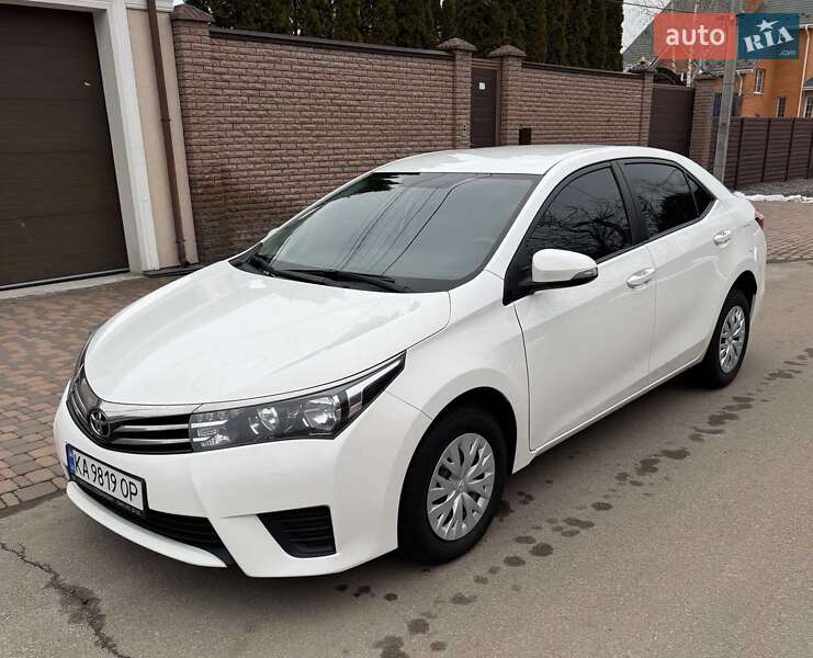 Седан Toyota Corolla 2016 в Киеве