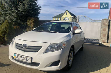 Седан Toyota Corolla 2011 в Ровно