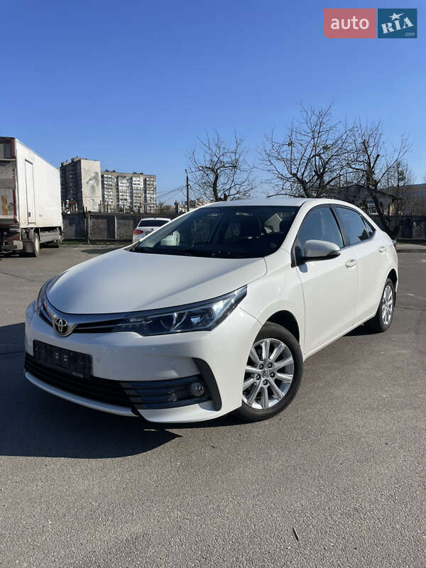 Седан Toyota Corolla 2016 в Киеве