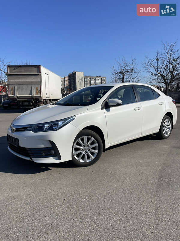 Седан Toyota Corolla 2016 в Киеве