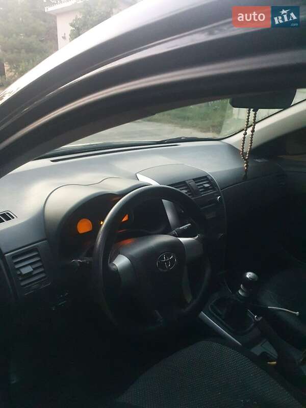 Седан Toyota Corolla 2010 в Южном