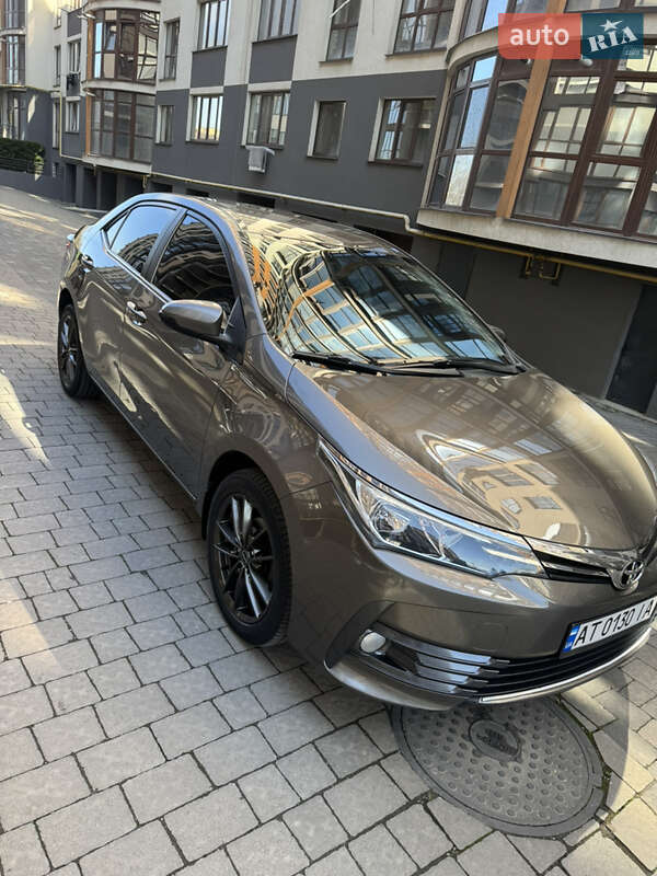 Седан Toyota Corolla 2016 в Ивано-Франковске