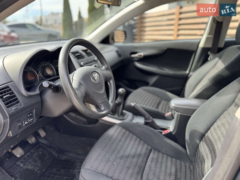 Седан Toyota Corolla 2008 в Львові