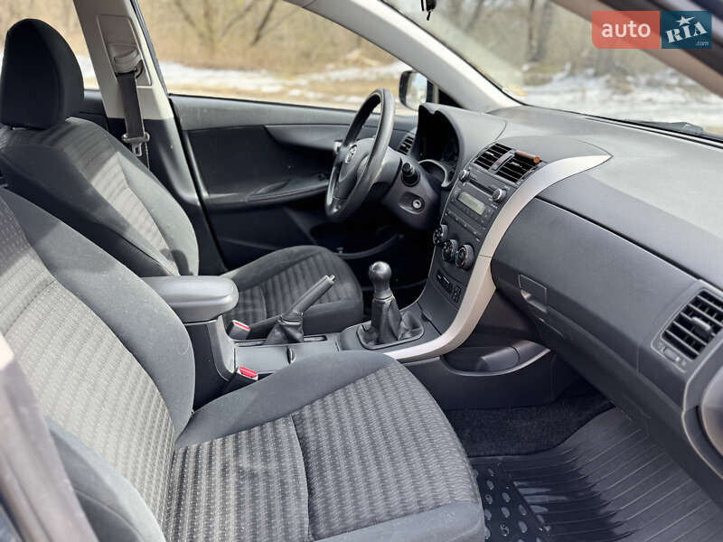 Седан Toyota Corolla 2008 в Львові
