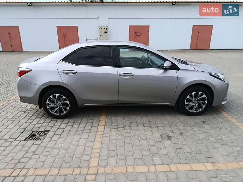 Седан Toyota Corolla 2018 в Львові