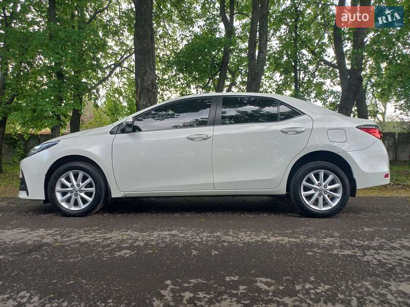 Седан Toyota Corolla 2017 в 