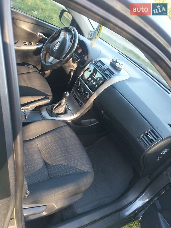 Седан Toyota Corolla 2010 в Мурованих Курилівцях