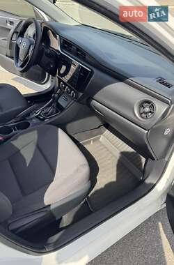 Седан Toyota Corolla 2017 в 