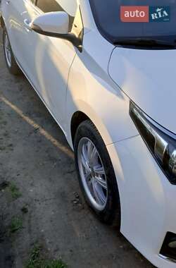 Седан Toyota Corolla 2013 в 