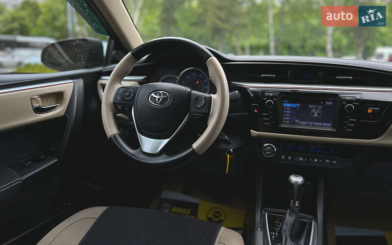 Седан Toyota Corolla 2016 в Львове