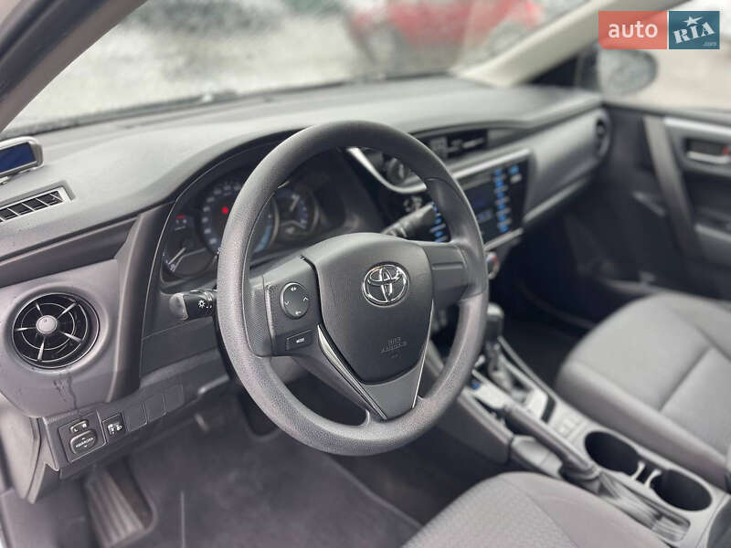 Седан Toyota Corolla 2016 в Киеве