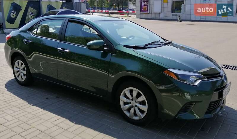 Седан Toyota Corolla 2015 в Ужгороді