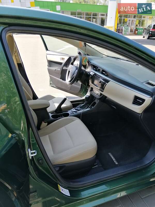 Седан Toyota Corolla 2015 в Ужгороді