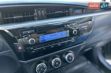 Седан Toyota Corolla 2015 в 