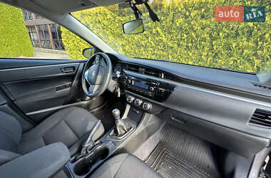 Седан Toyota Corolla 2013 в 